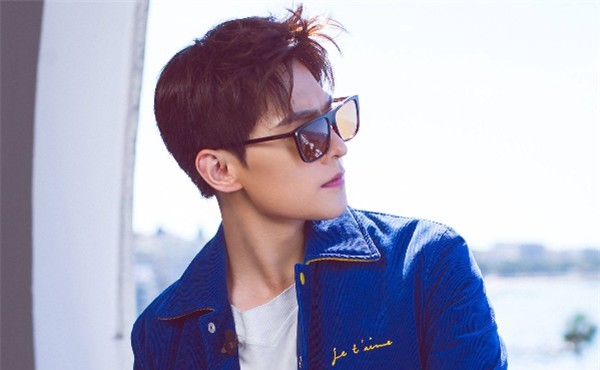 杨洋最新照片曝光，小巷深处的星光与小店的独特魅力