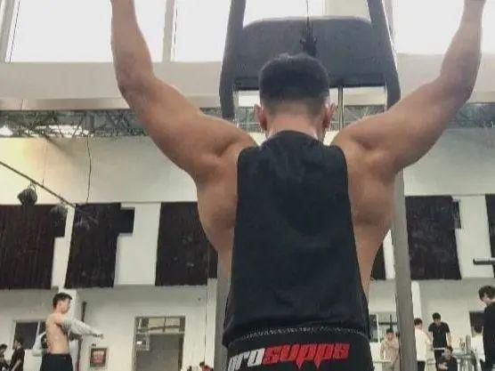 吴晓瑞最新直男体育生高科技产品介绍与体验分享