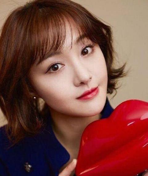 郑爽最新卷发造型,变化之美,自信闪耀励志之路