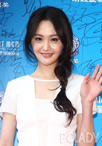 郑爽最新卷发造型,变化之美,自信闪耀励志之路