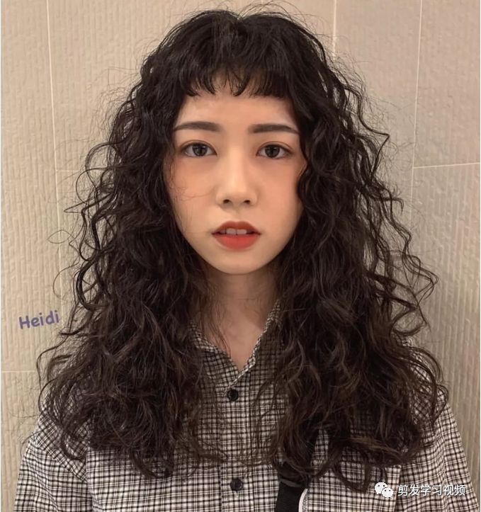 时尚潮流卷发造型解析,最新卷头发趋势揭秘