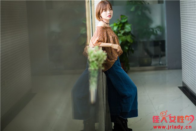 夫人们的香裙最新潮流，小巷中的时尚秘境探索