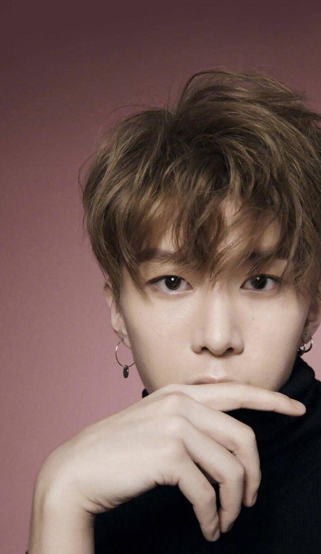 范丞丞最新照片壁纸,展现变化、学习与自信的力量