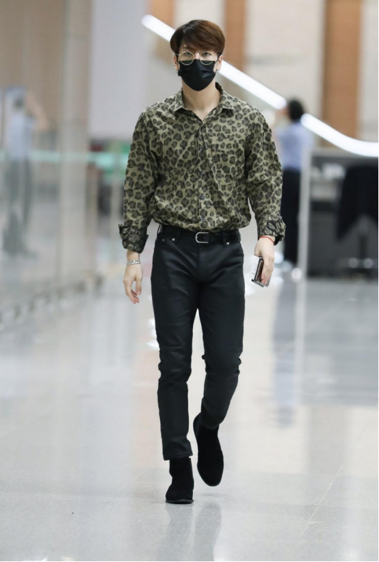 王嘉尔最新穿搭风格,时尚先锋还是低调内敛?