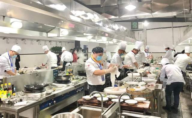 烹饪巅峰对决,厨师比赛菜展示厨艺精湛风采