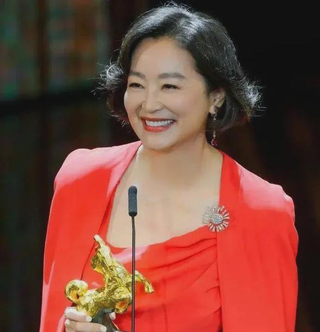 中老年女演员的寻心之旅，自然美景中的内心探索与平静寻找
