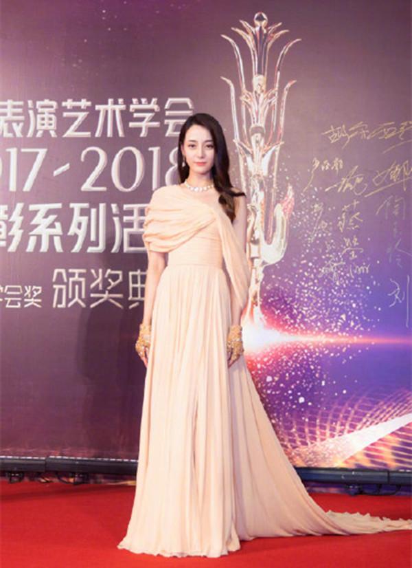 迪丽热巴最新照片展现变化、自信与成就的力量