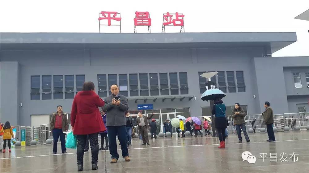 平昌火车站最新时刻表揭秘，小巷深处的惊喜之旅，探寻隐藏的特色小店